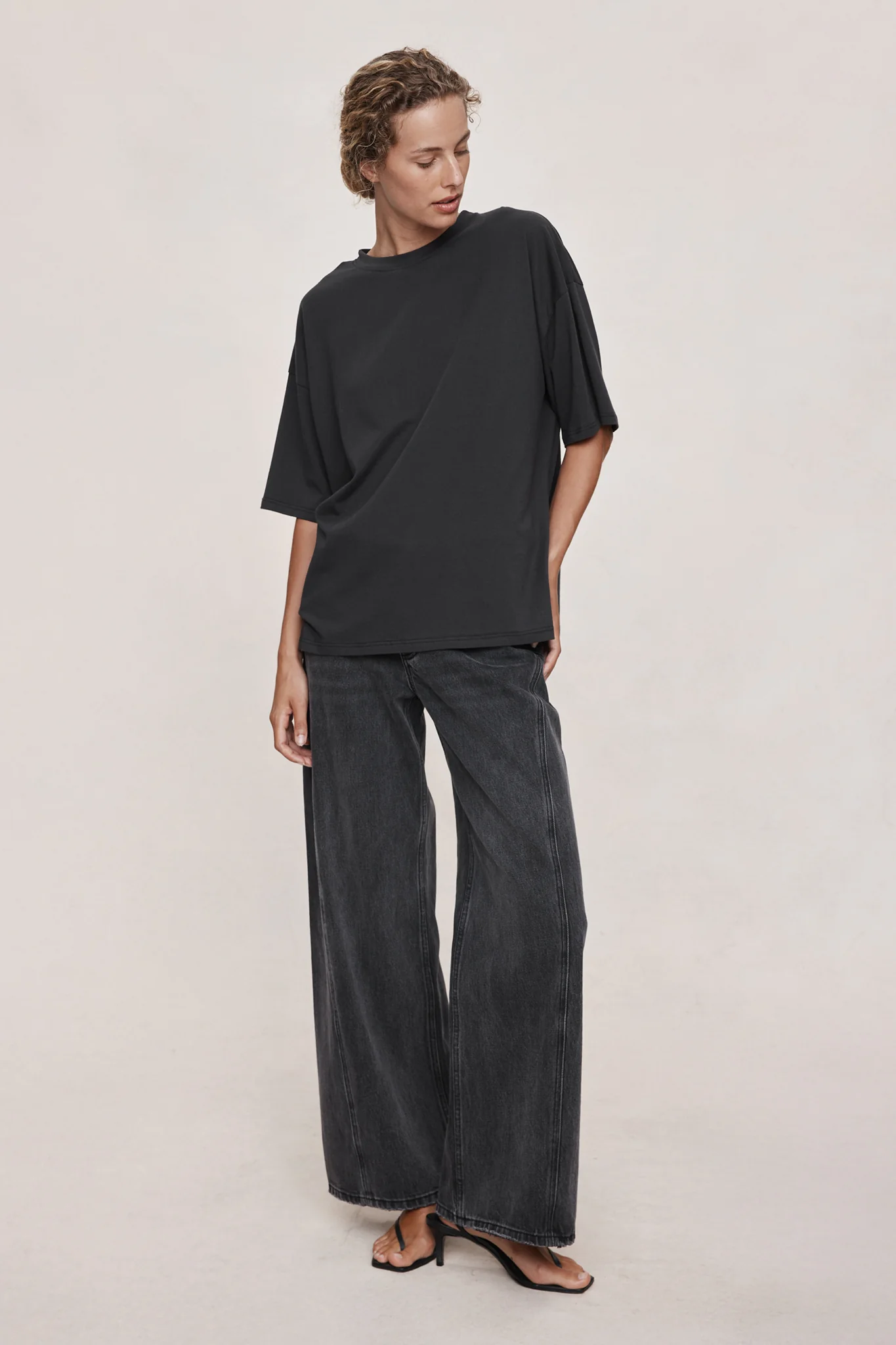 HELE TEE - BLACK - Image 3