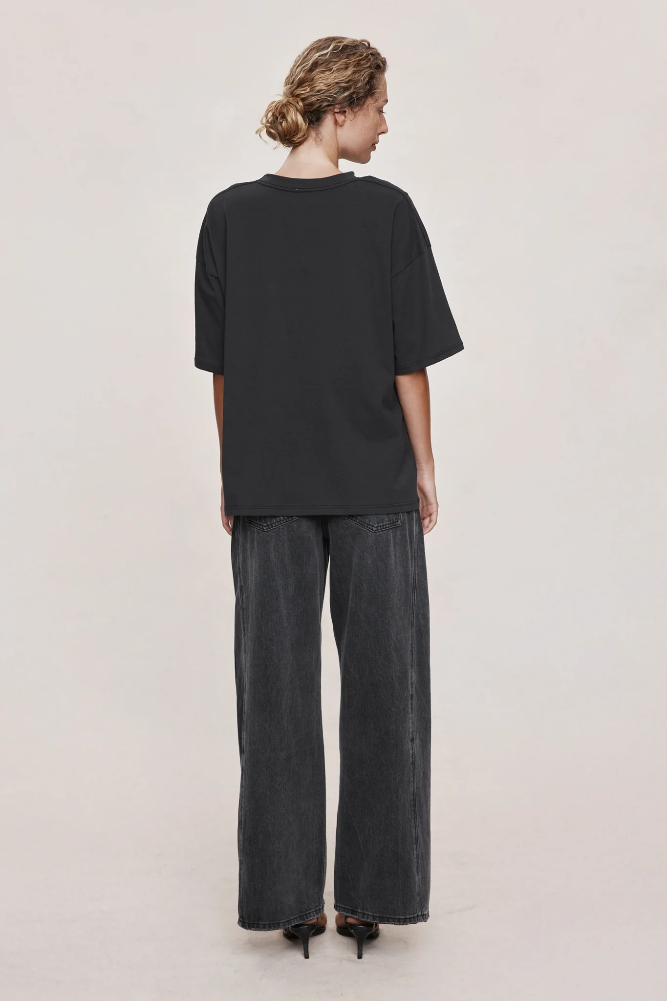 HELE TEE - BLACK - Image 4
