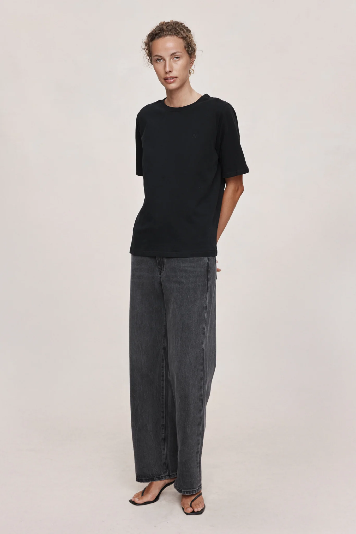 KENNA TEE. - BLACK - Image 3