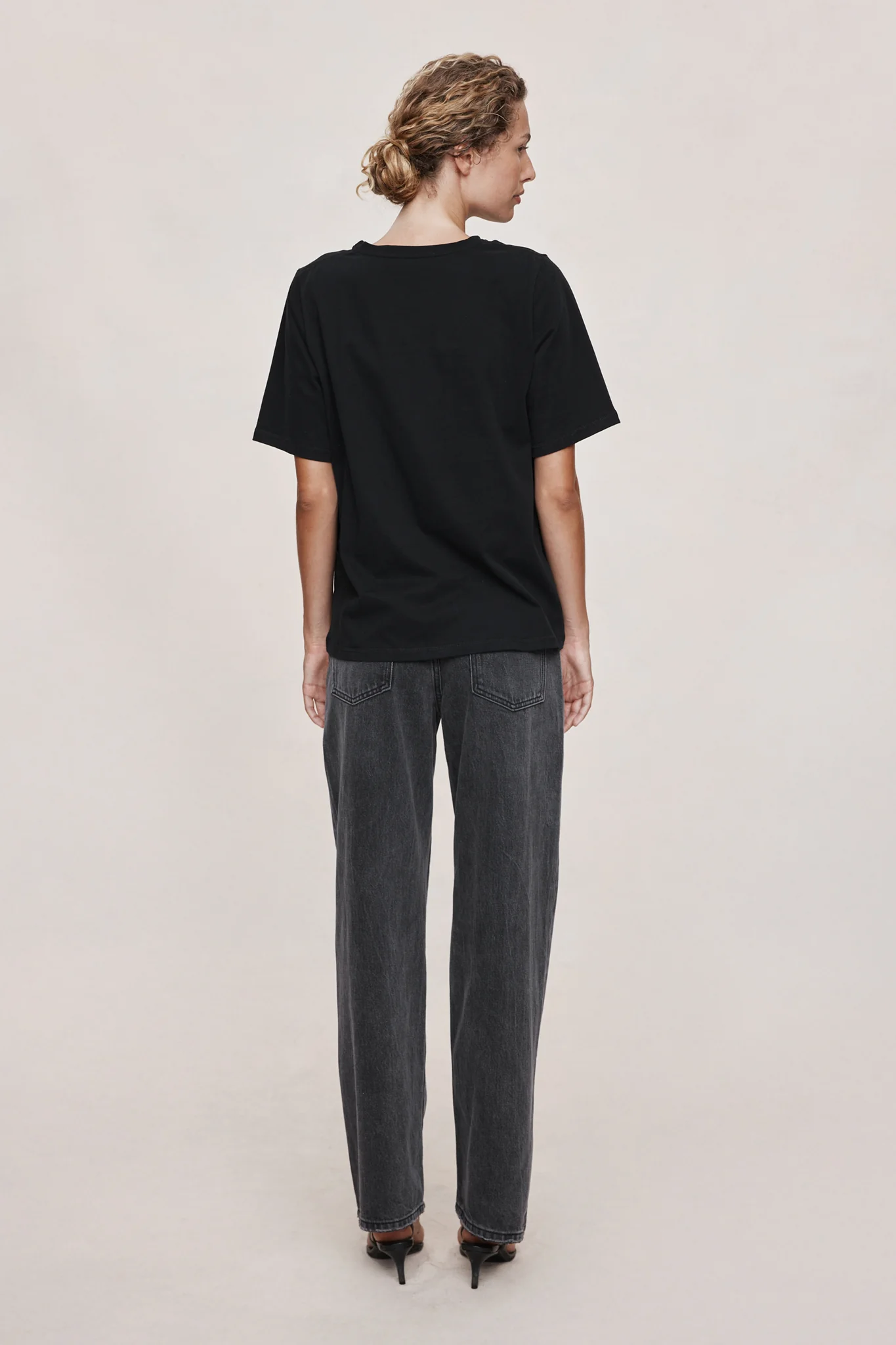 KENNA TEE. - BLACK - Image 4